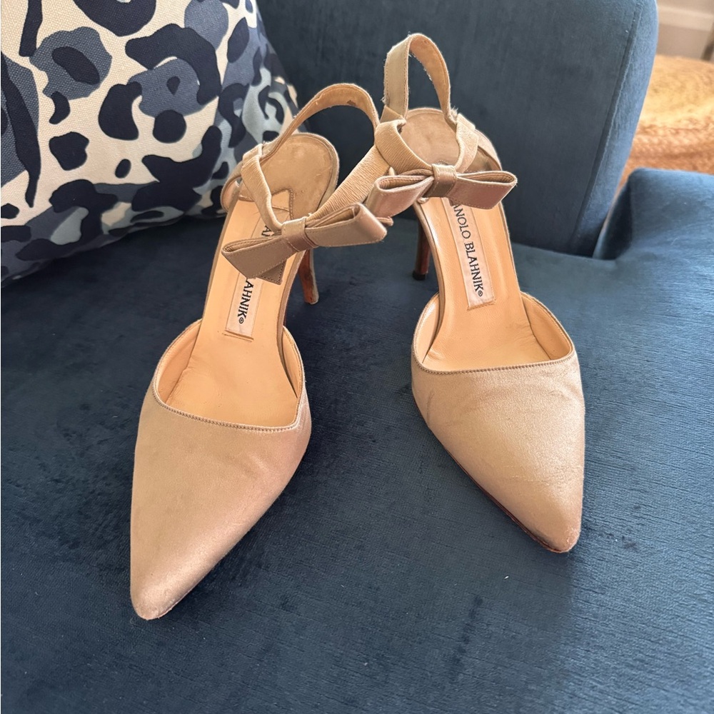 manolo blahnik heels with bow message before purchasing